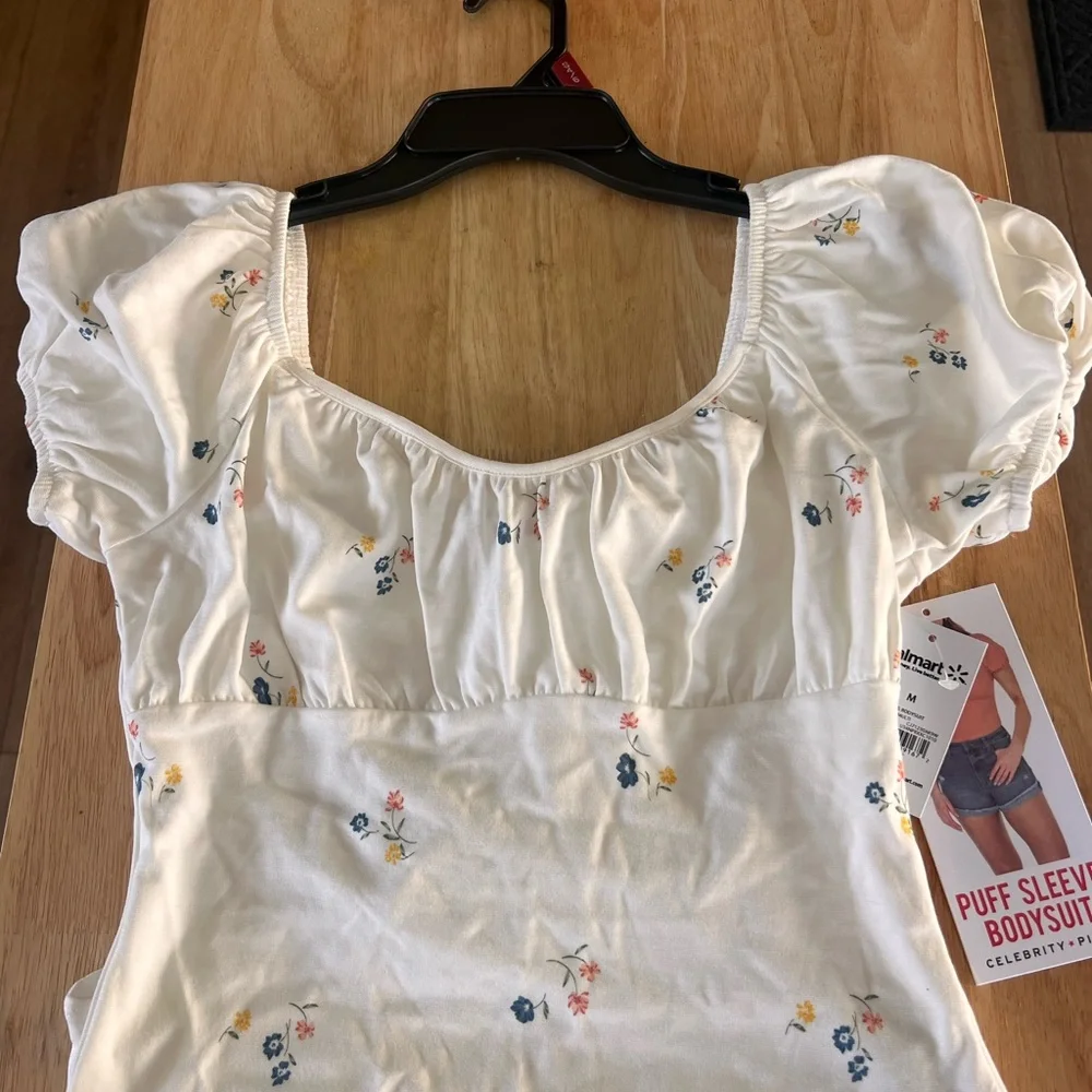 Celebrity Pink Fitted Puff Sleeve Bodysuit with tiny floral print - Picture 2 of 3